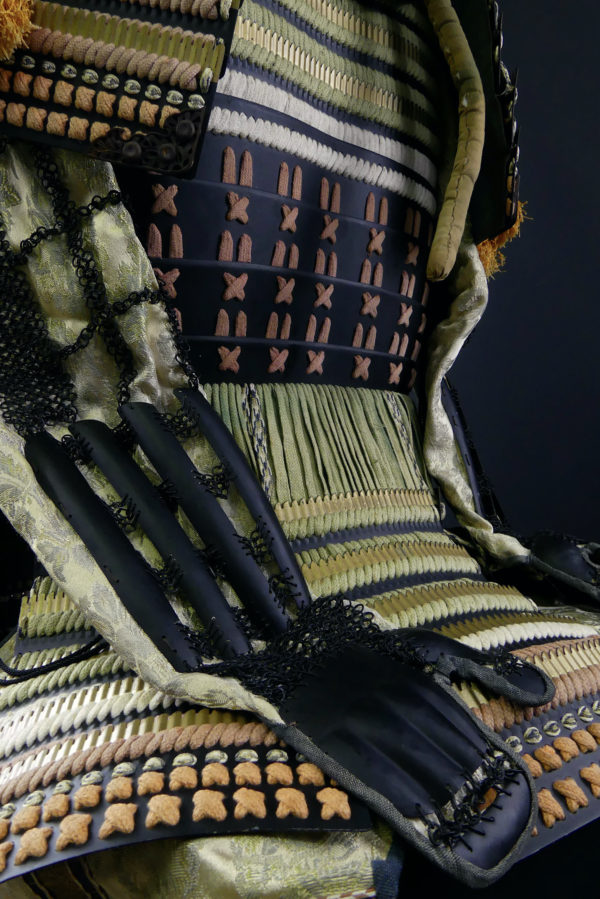 Yoroi armure de samouraï dans son coffre Gusoku bitsu (détail profil)