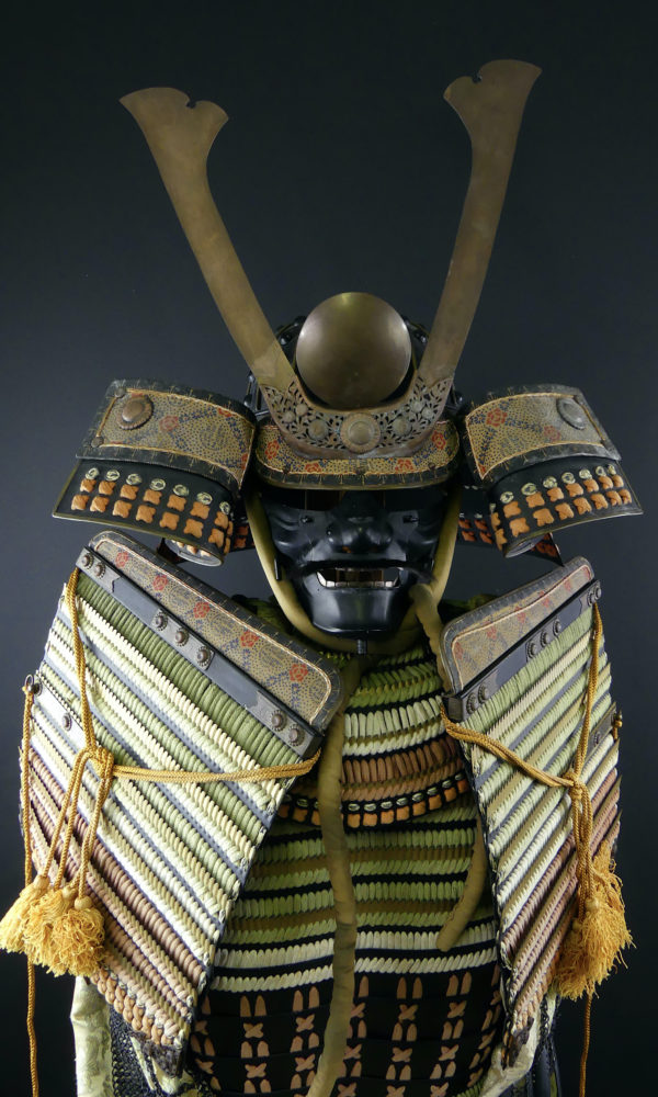 Yoroi armure de samouraï dans son coffre Gusoku bitsu (détail face)