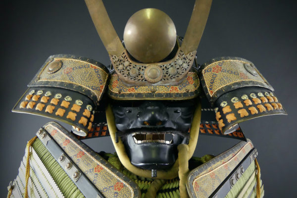 Yoroi armure de samouraï dans son coffre Gusoku bitsu (détail face)