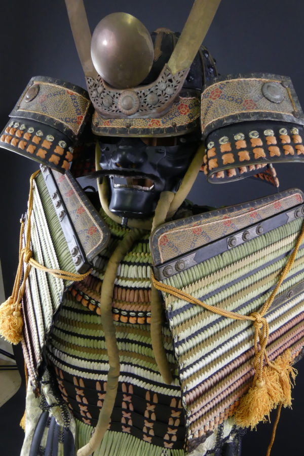Yoroi armure de samouraï dans son coffre Gusoku bitsu (détail 3/4)