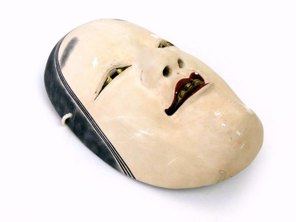 Masque zō-onna shōwa polychrome et doré en bois peint (3/4)