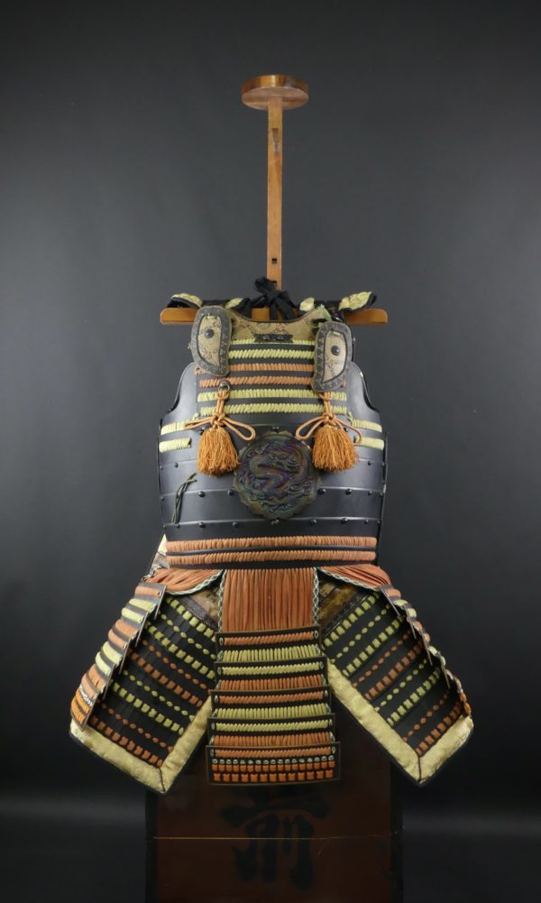Yoroi au dragon armure de samouraï période Shōwa (support)
