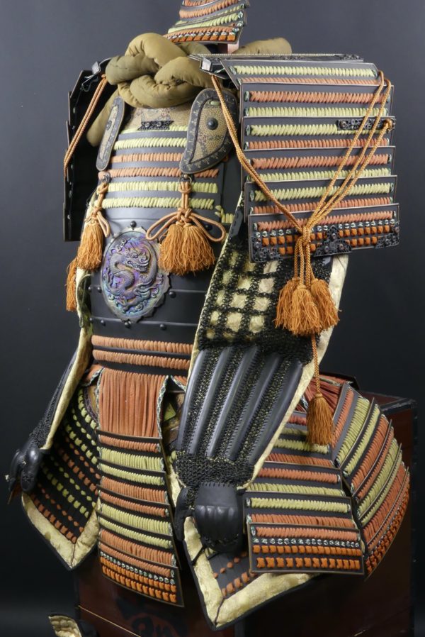 Yoroi au dragon armure de samouraï période Shōwa (détail 3/4)
