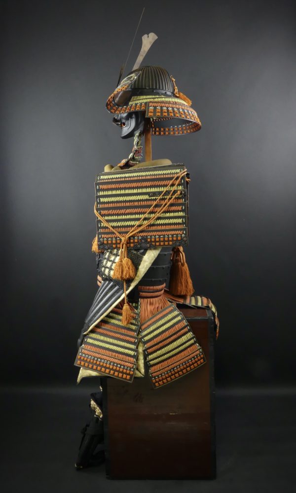 Yoroi au dragon armure de samouraï période Shōwa (profil)