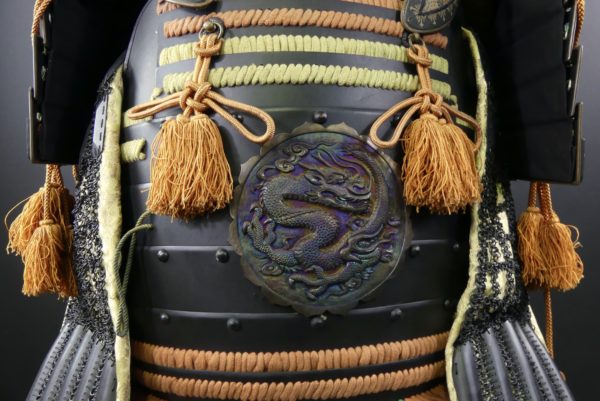 Yoroi au dragon armure de samouraï période Shōwa (détail face)