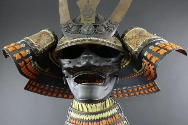 Yoroi au dragon armure de samouraï période Shōwa (détail face)