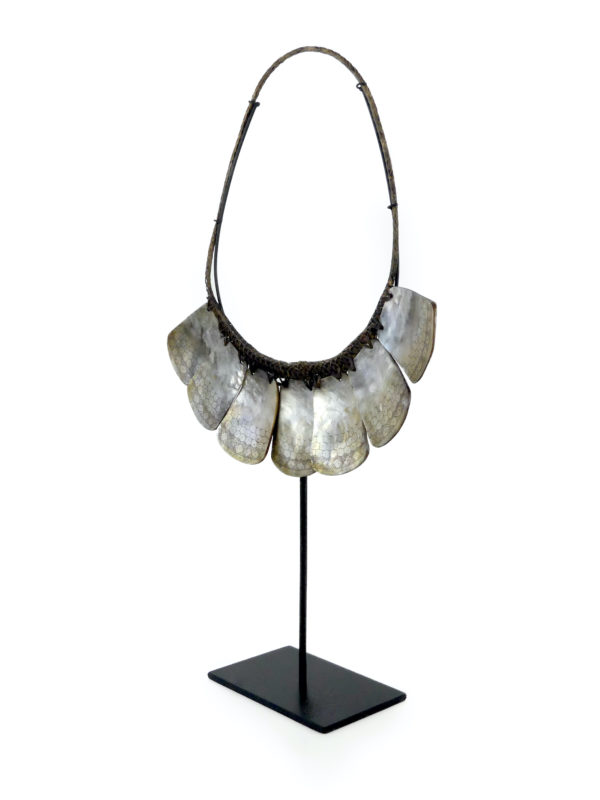 Collier Pangalapang Ifugao Philippines en nacre et rotin (3/4)