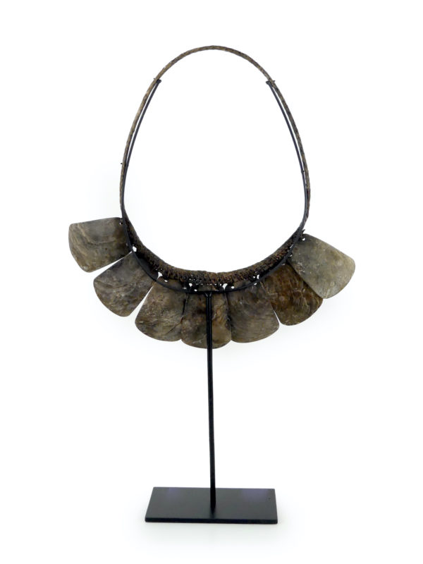 Collier Pangalapang Ifugao Philippines en nacre et rotin (dos)
