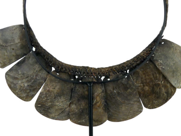Collier Pangalapang Ifugao Philippines en nacre et rotin (détail dos)