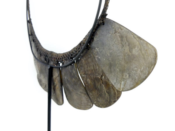 Collier Pangalapang Ifugao Philippines en nacre et rotin (détail)