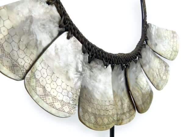 Collier Pangalapang Ifugao Philippines en nacre et rotin (détail)