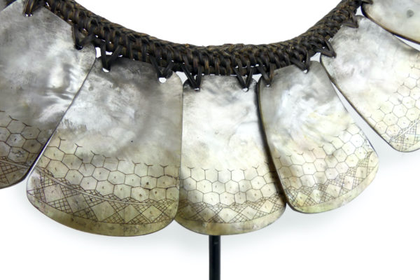 Collier Pangalapang Ifugao Philippines en nacre et rotin (détail)