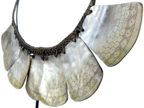 Collier Pangalapang Ifugao Philippines en nacre et rotin (détail)