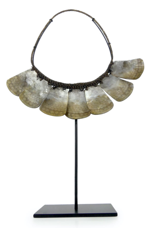 Collier Pangalapang Ifugao Philippines en nacre et rotin (face)