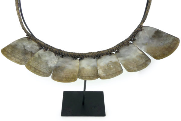 Collier Pangalapang Ifugao Philippines en nacre et rotin (dessus)