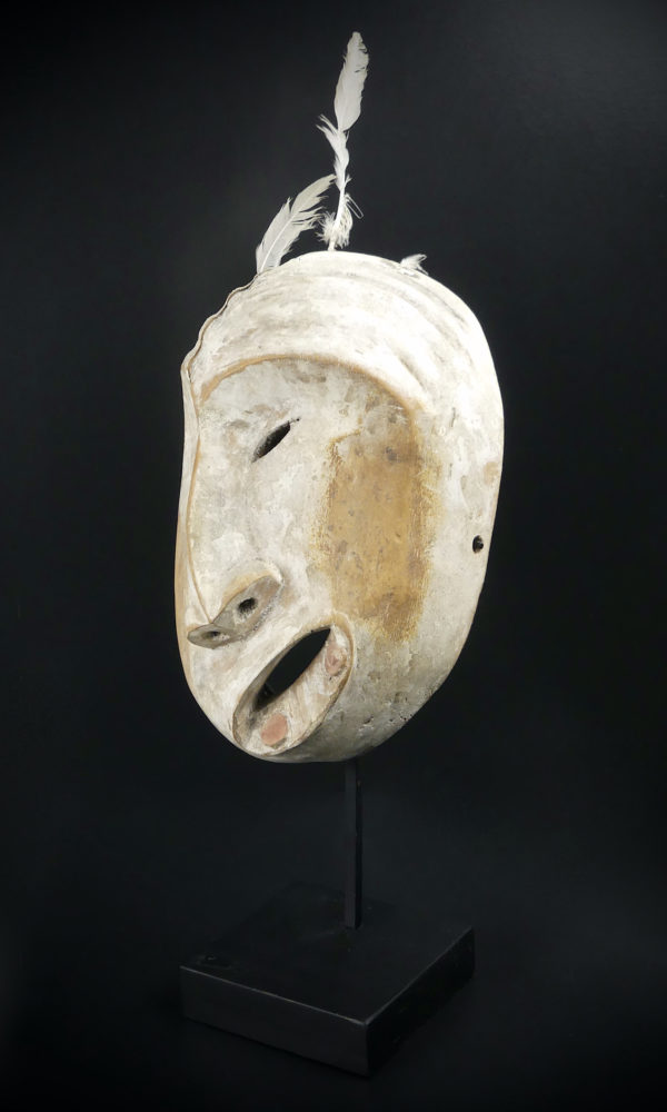 Masque False Face blanc iroquois sur pied (3/4)