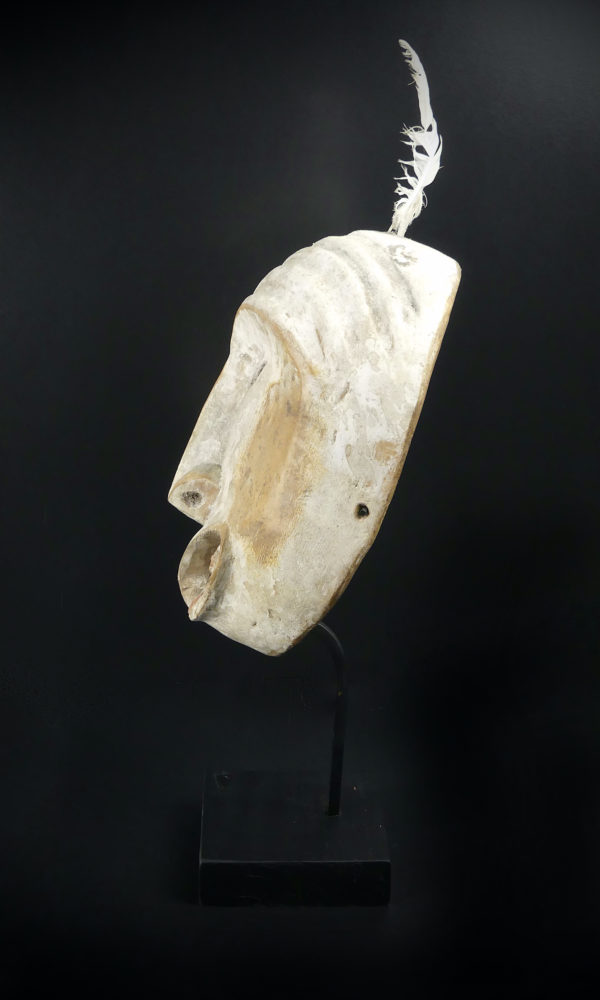 Masque False Face blanc iroquois sur pied (profil)
