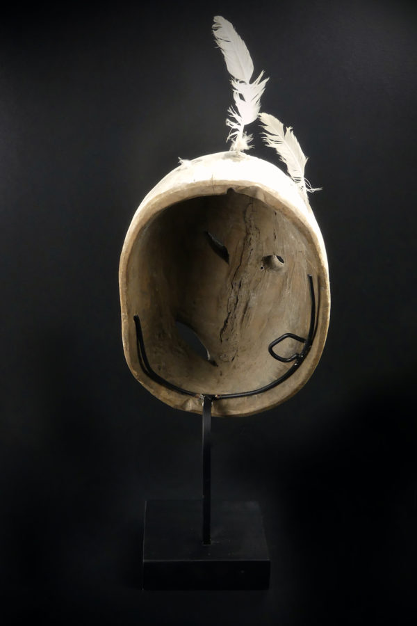 Masque False Face blanc iroquois sur pied (dos)