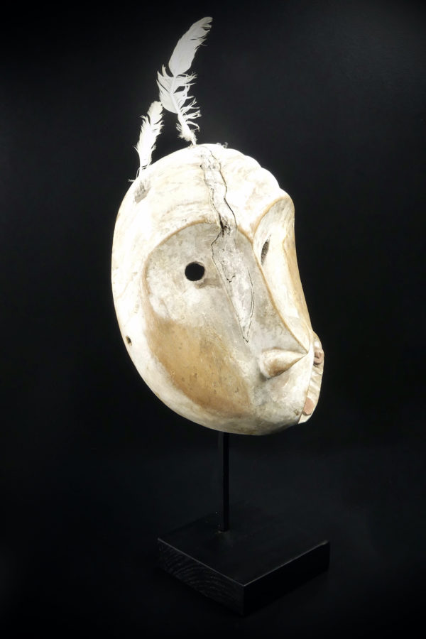 Masque False Face blanc iroquois sur pied (3/4)