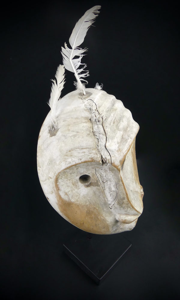 Masque False Face blanc iroquois sur pied (3/4)