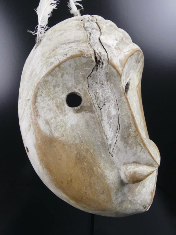 Masque False Face blanc iroquois sur pied (détail)