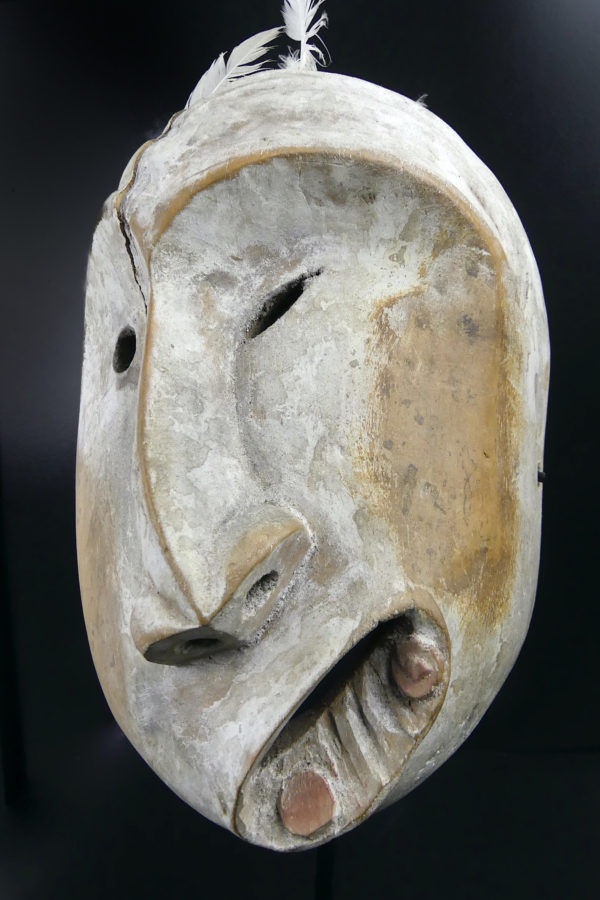 Masque False Face blanc iroquois sur pied (détail)