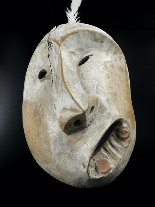 Masque False Face blanc iroquois sur pied (détail)