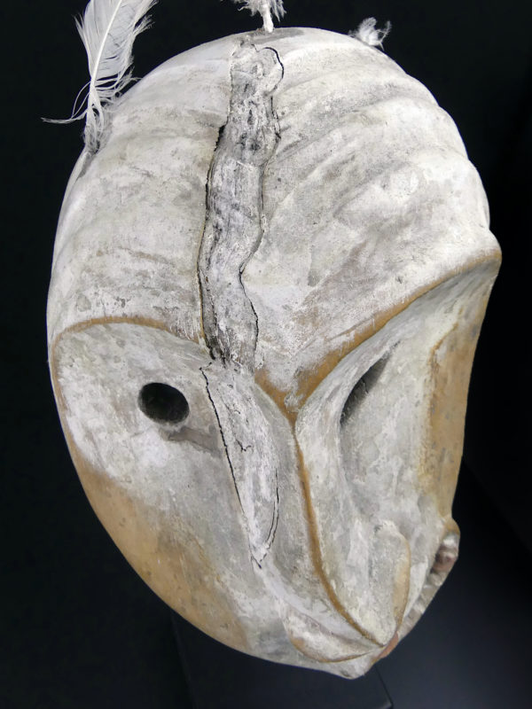 Masque False Face blanc iroquois sur pied (détail)