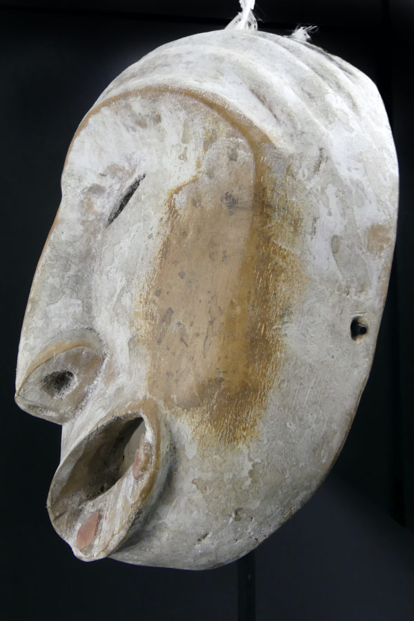 Masque False Face blanc iroquois sur pied (profil)