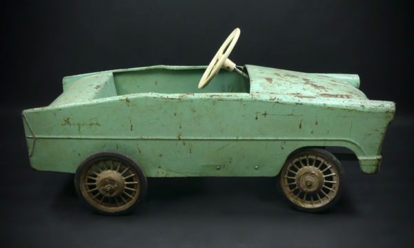 Voiture à pédales Trianon en tôle vert amande 50's (profil)