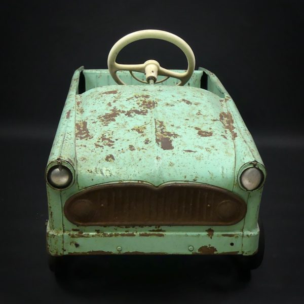 Voiture à pédales Trianon en tôle vert amande 50's (face)