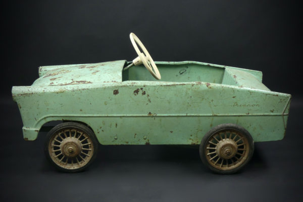 Voiture à pédales Trianon en tôle vert amande 50's (profil)
