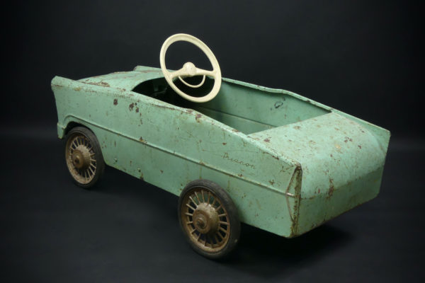 Voiture à pédales Trianon en tôle vert amande 50's (3/4 dos)