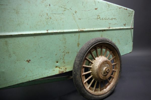 Voiture à pédales Trianon en tôle vert amande 50's (détail)