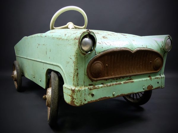 Voiture à pédales Trianon en tôle vert amande 50's (devant 3/4)