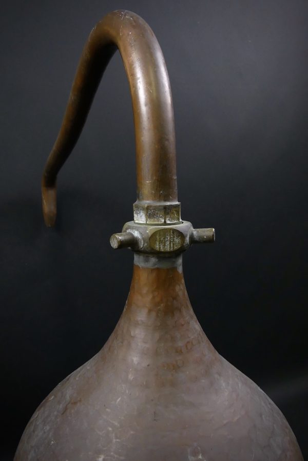 Grande cuve d’alambic en cuivre martelé (3/4 dos)