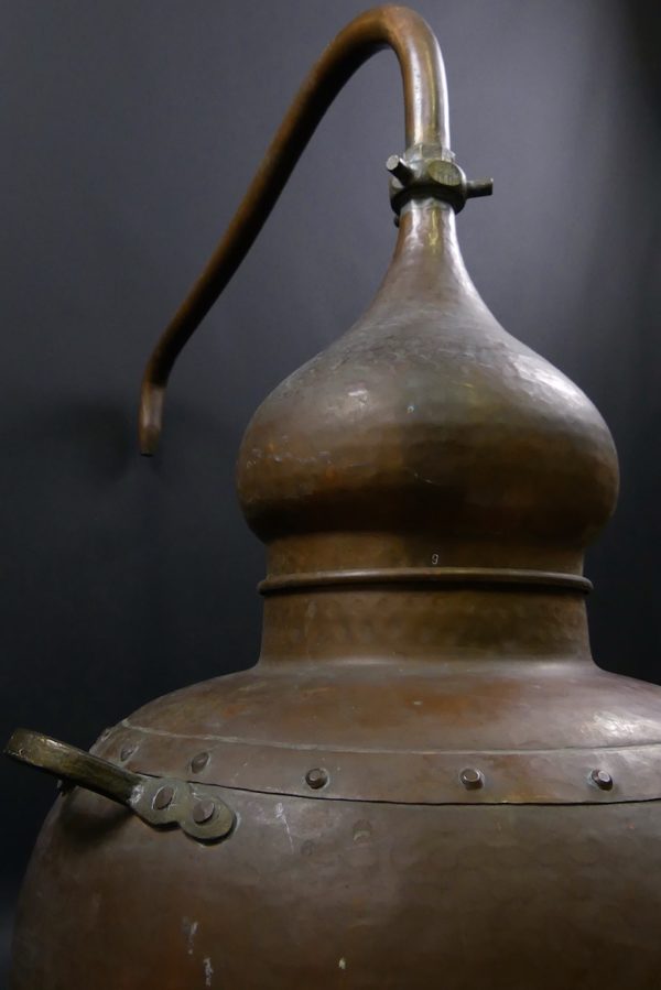 Grande cuve d’alambic en cuivre martelé (3/4 dos)