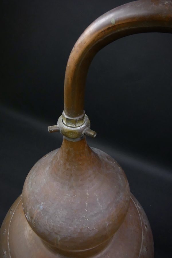 Grande cuve d’alambic en cuivre martelé (détail)