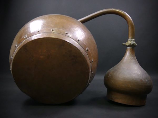 Grande cuve d’alambic en cuivre martelé (dessous)