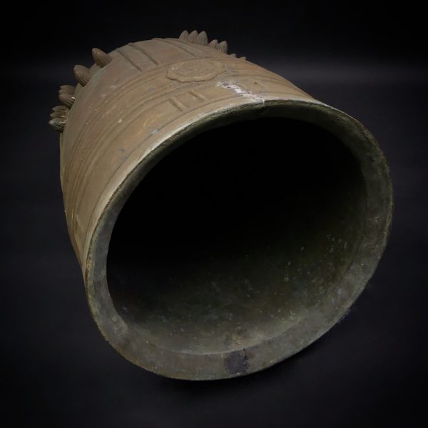 Bonshō grande cloche bouddhique en bronze Japon (dessous 3/4)
