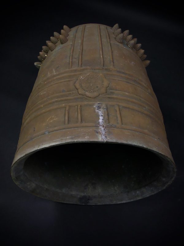 Bonshō grande cloche bouddhique en bronze Japon (dessous 3/4)