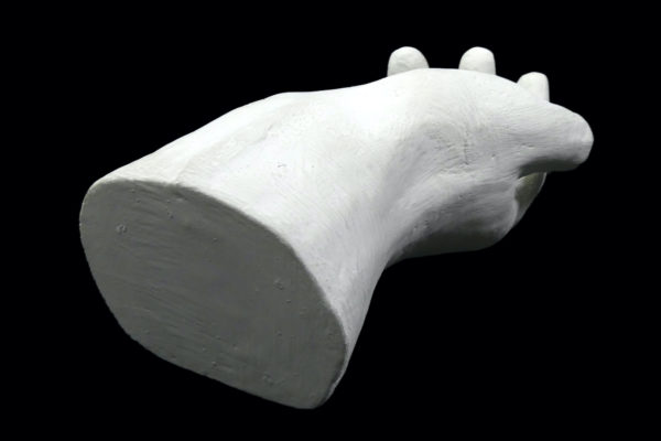 Étude de main monumentale en plâtre (dessous 3/4)