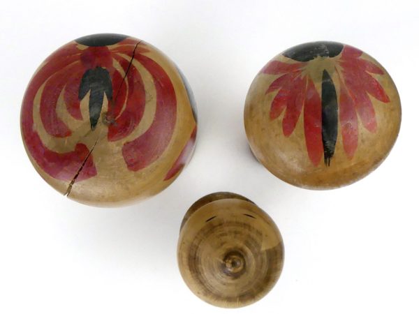 Set de 3 kokeshis poupées traditionnelles japonaises (dessus)