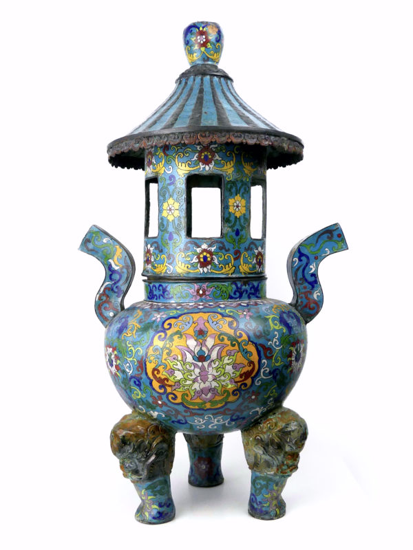 Grand brûle-parfum de temple Qing encensoir tripode en cloisonné (face)