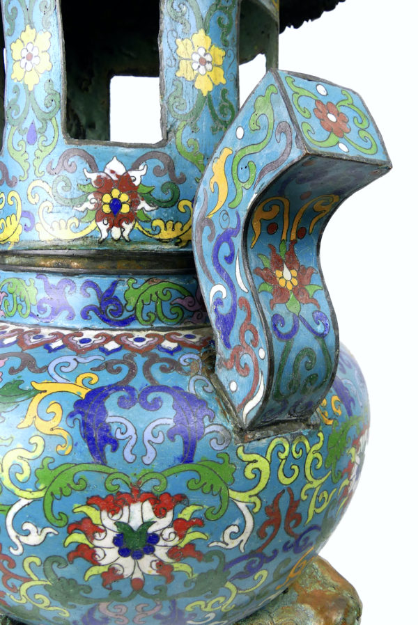 Grand brûle-parfum de temple Qing encensoir tripode en cloisonné (détail)