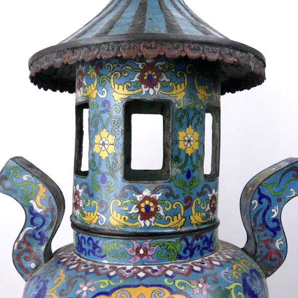 Grand brûle-parfum de temple Qing encensoir tripode en cloisonné (détail)