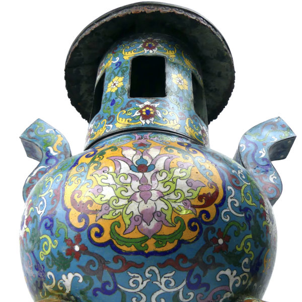 Grand brûle-parfum de temple Qing encensoir tripode en cloisonné (détail)