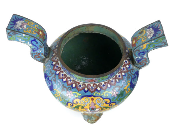 Grand brûle-parfum de temple Qing encensoir tripode en cloisonné (dessus)