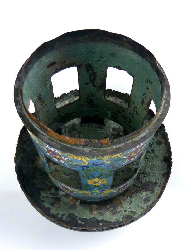 Grand brûle-parfum de temple Qing encensoir tripode en cloisonné (dessous)