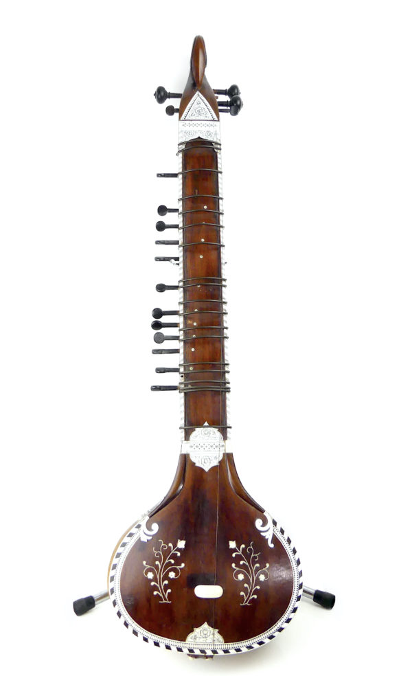 Sitar indien traditionnel en bois décoré de motifs floraux (face)